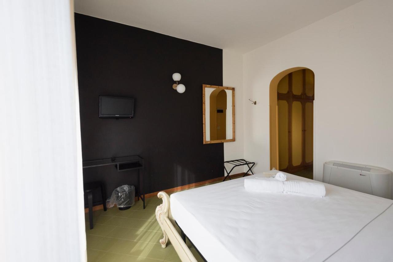 Mami Sabaudia Hotel Buitenkant foto